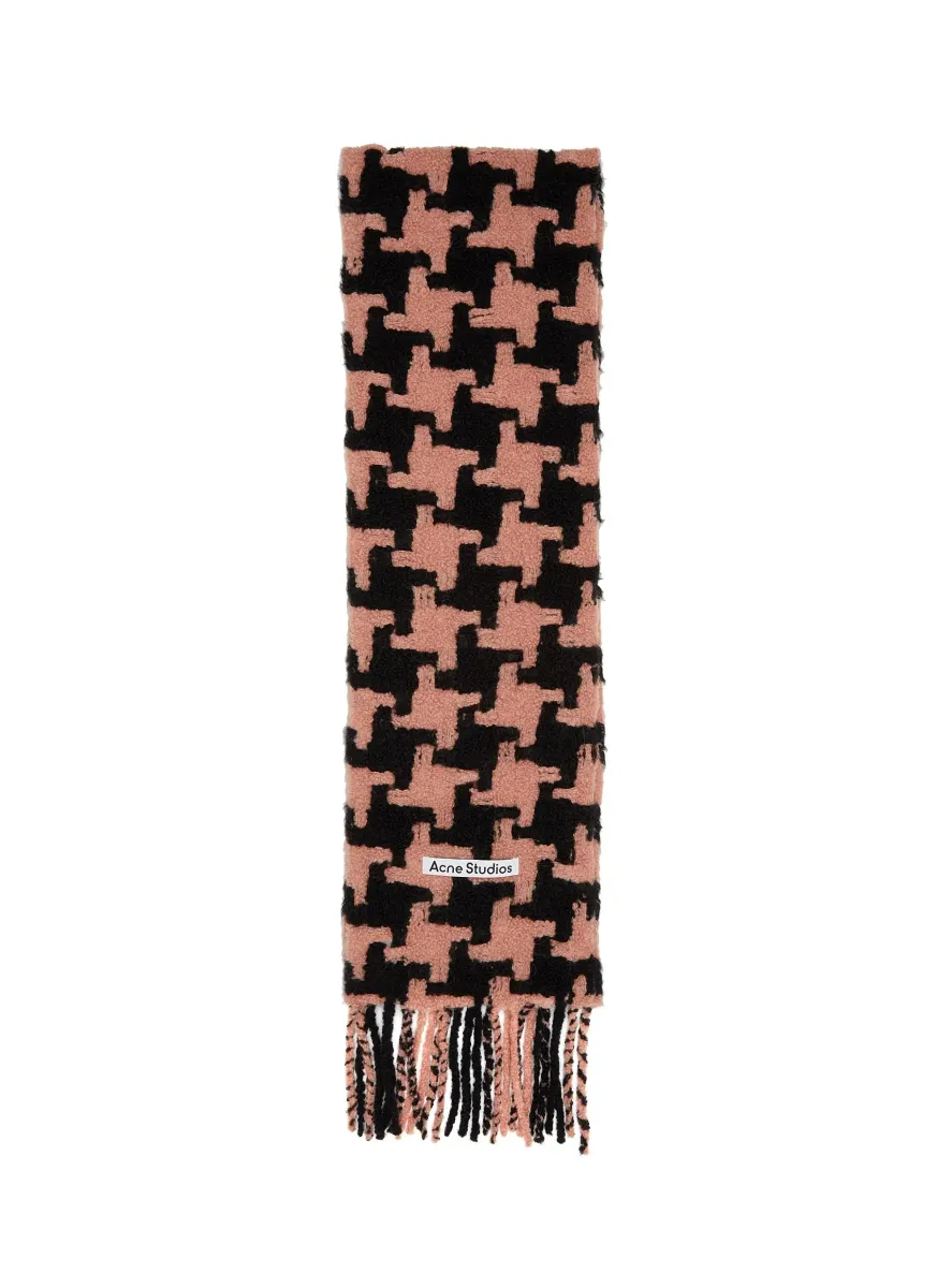 houndstooth-pattern knitted scarf
