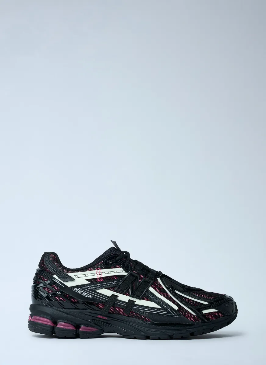 1906A Sneakers