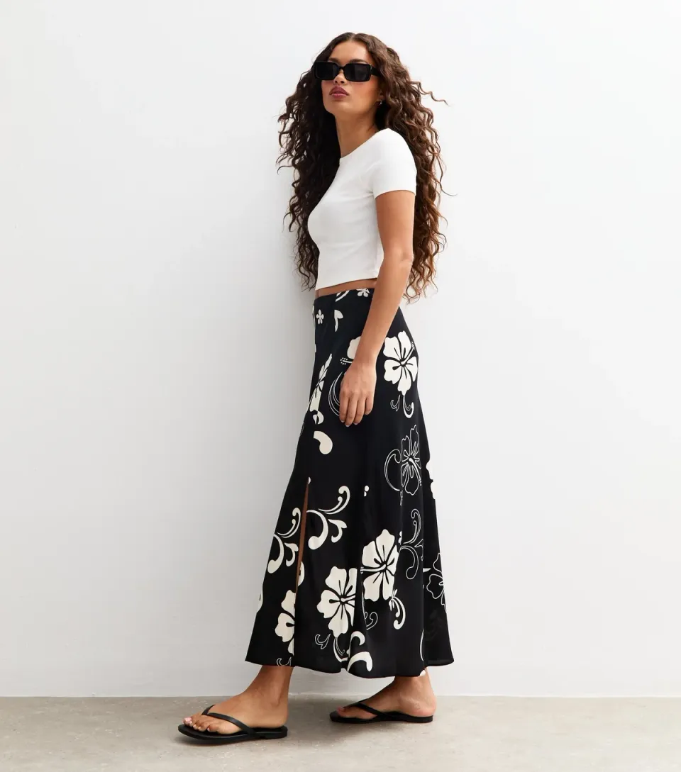 Women's Petite Black Hibiscus Print Side Slit Midi Skirt