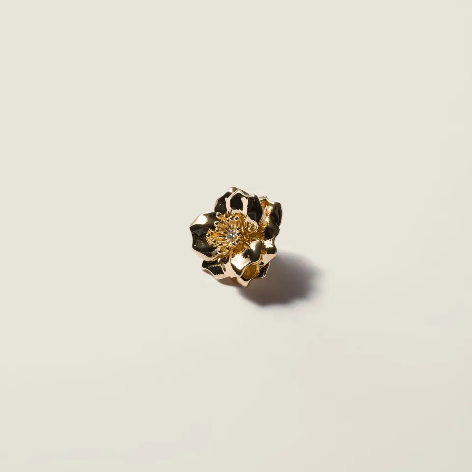 Metal brooch