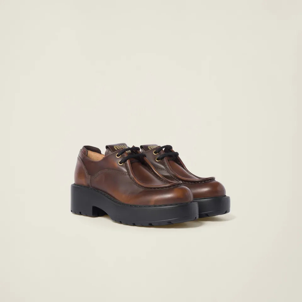 Laced fumé leather shoes
