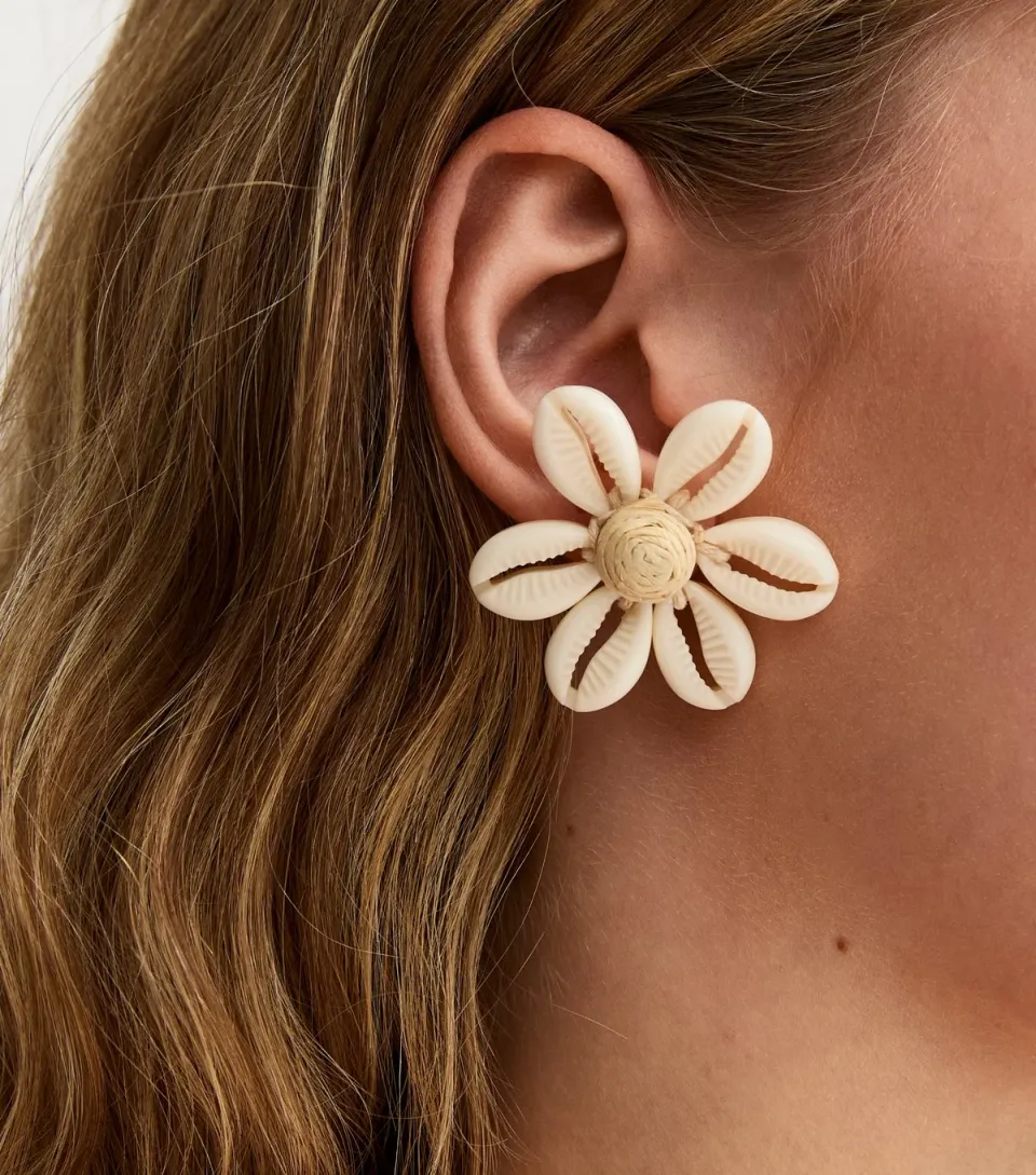 Cream Flower Shell Stud Earrings