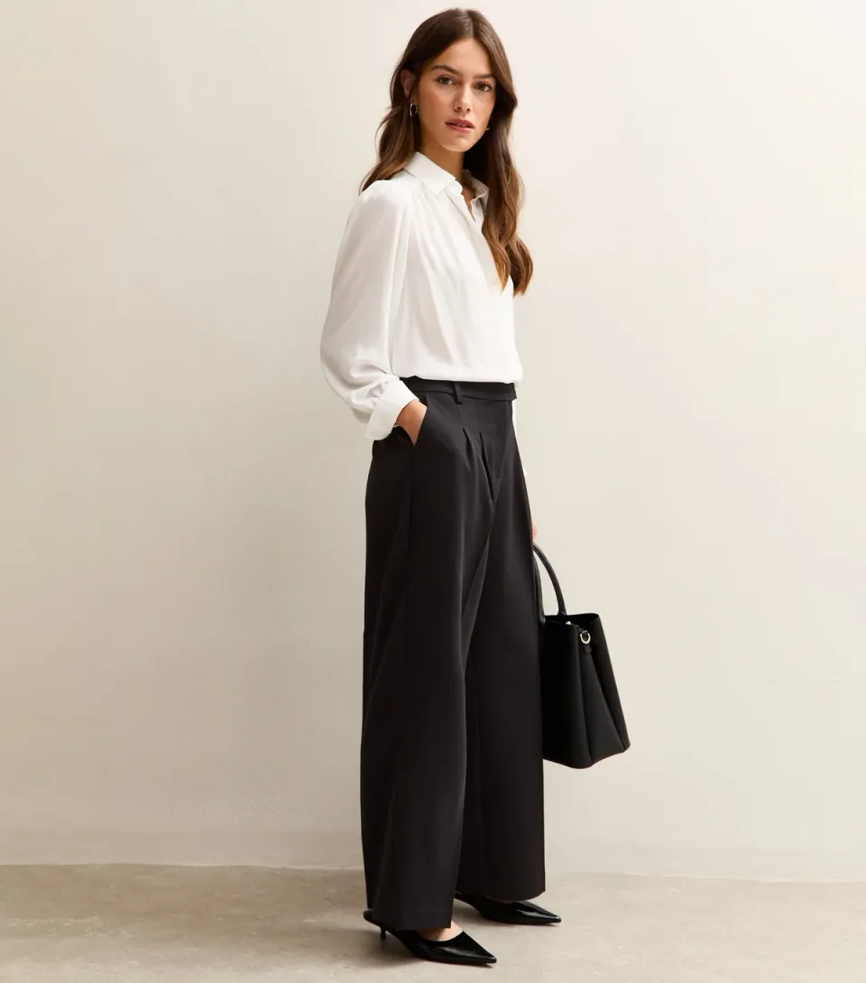 Women's Petite Black Wide Leg Pleated Trousers