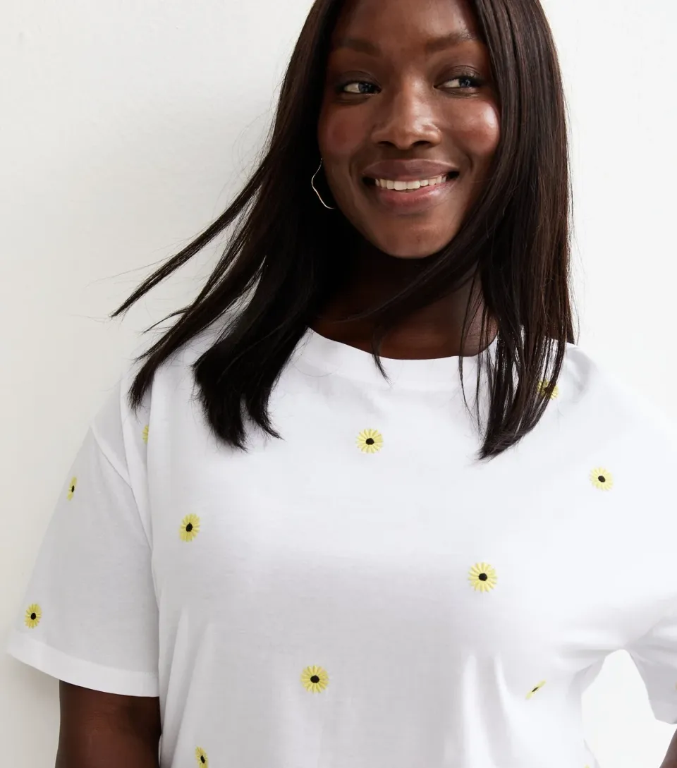 Women's Plus Size White Daisy Embroidered Boxy T-shirt Curves