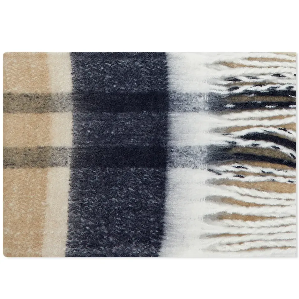 Isla Tartan Boucle Scarf