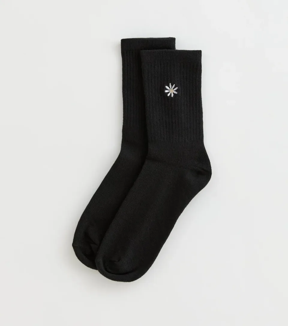 Black Daisy Embroidered Tube Socks