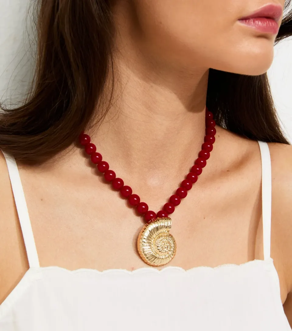 Red Beaded Swirly Shell Pendant Necklace