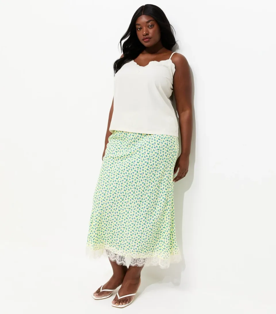 Women's Plus Size Cream Ditsy Floral Bias Cut Midi Skirt Curves