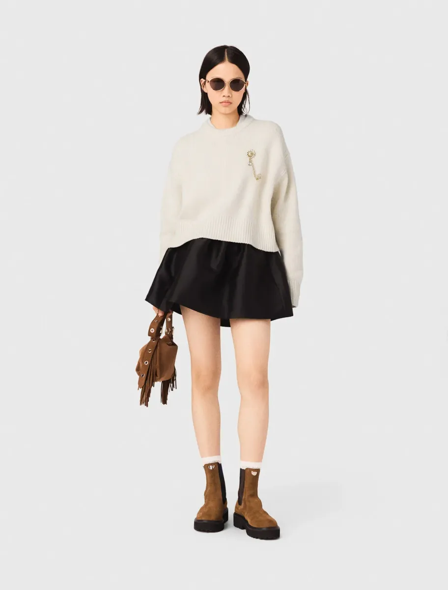 Jumper with floral brooch