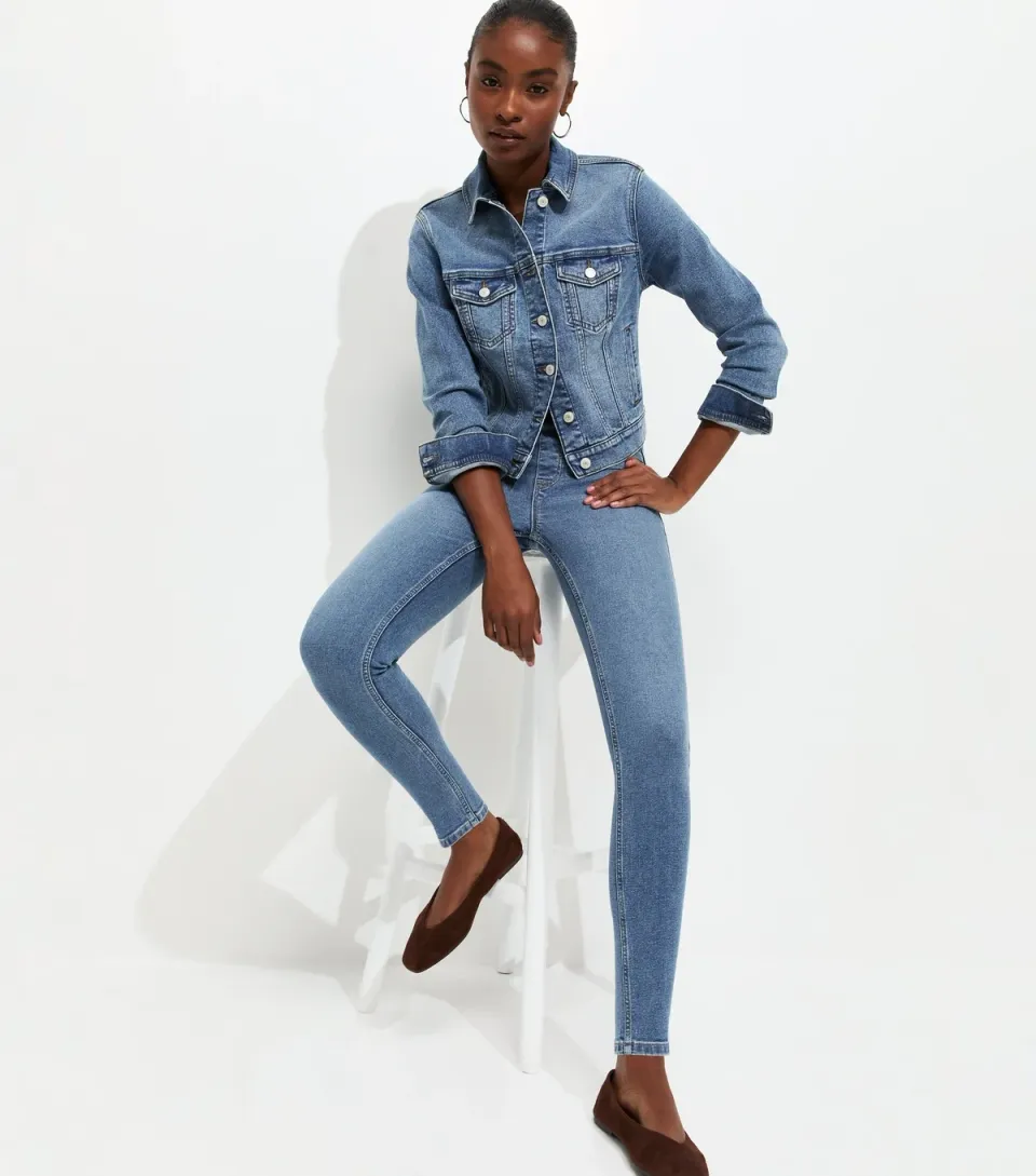 Women's Light Blue Lift & Shape Emilee Jeggings