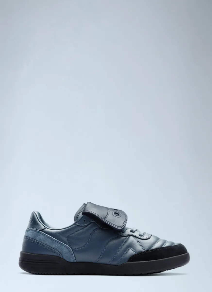 586i Sneakers