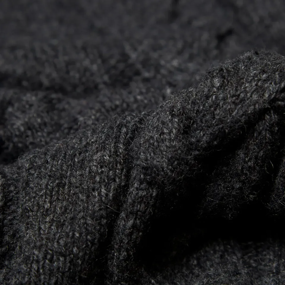 Shackle Rollneck