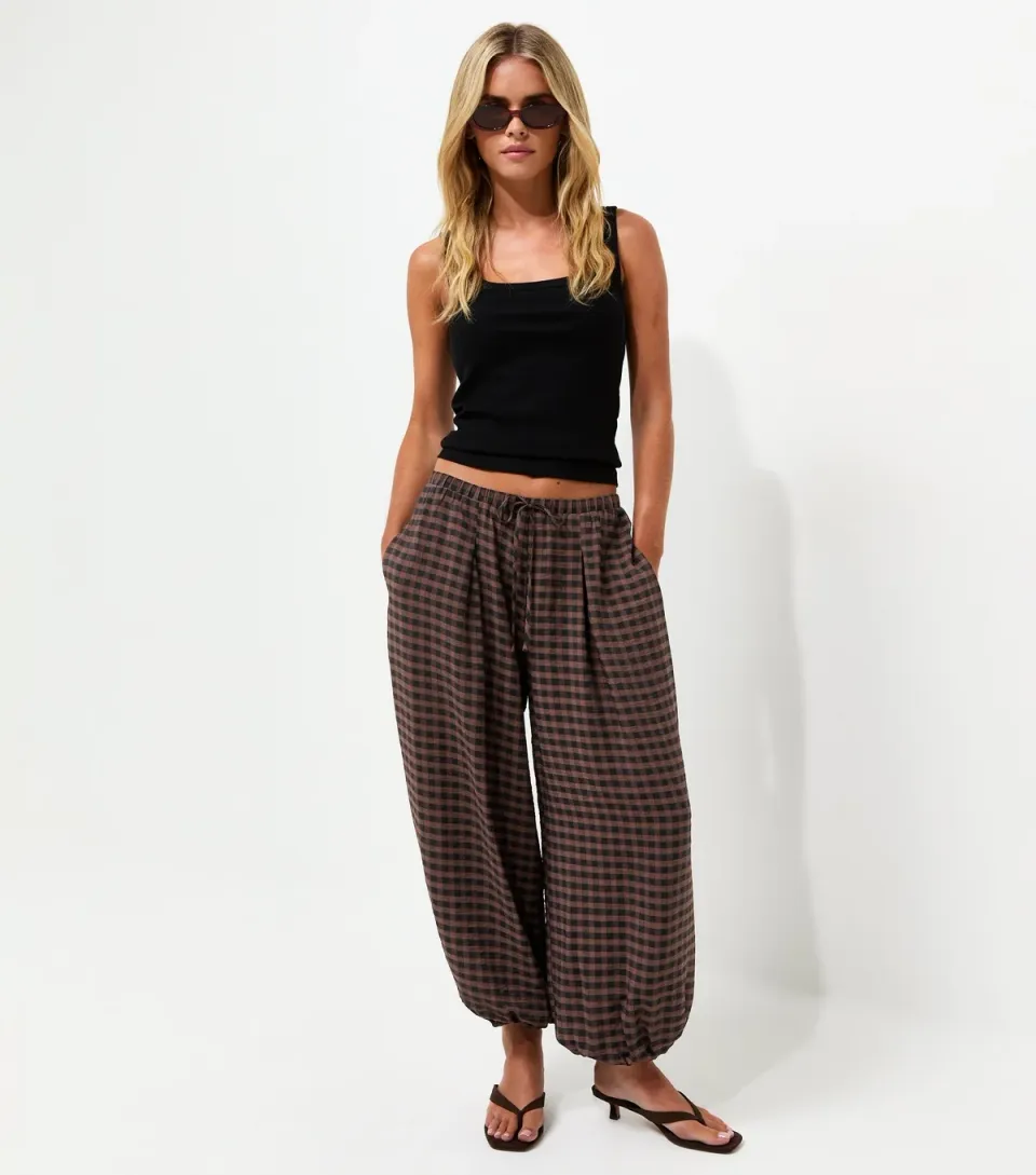 Women's Petite Brown Crinkle Texture Gingham Print Cuffed Trousers