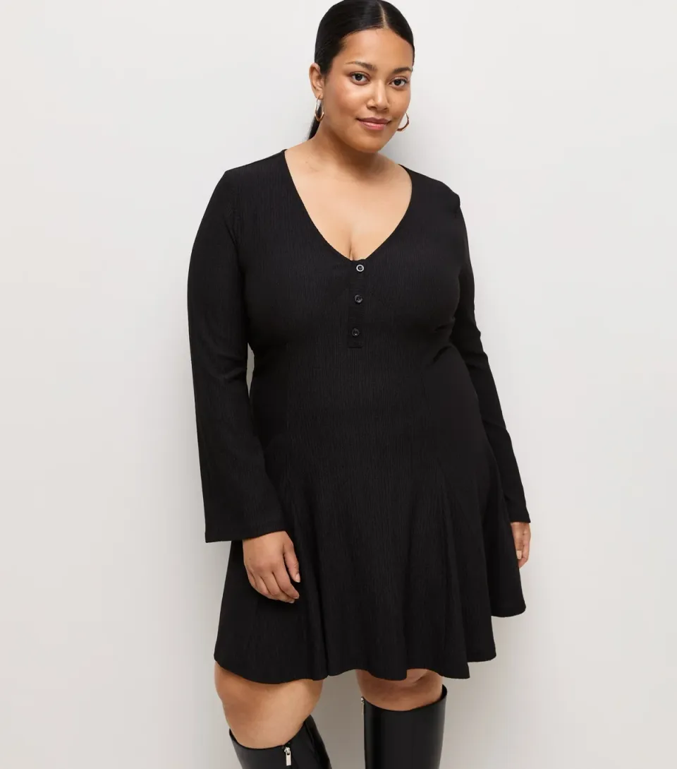 Women's Plus Size Black Crinkle Texture Flared Sleeve Button V-Neck Mini Dress Curves
