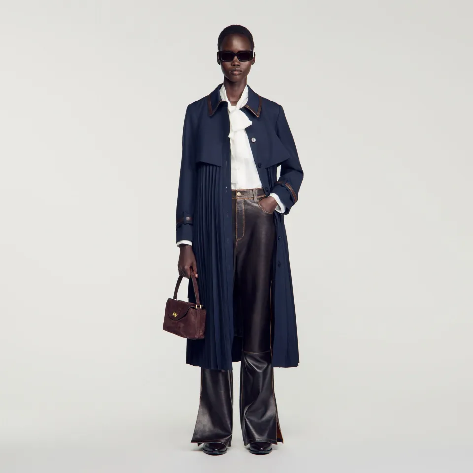 Trench with pleated leather collar