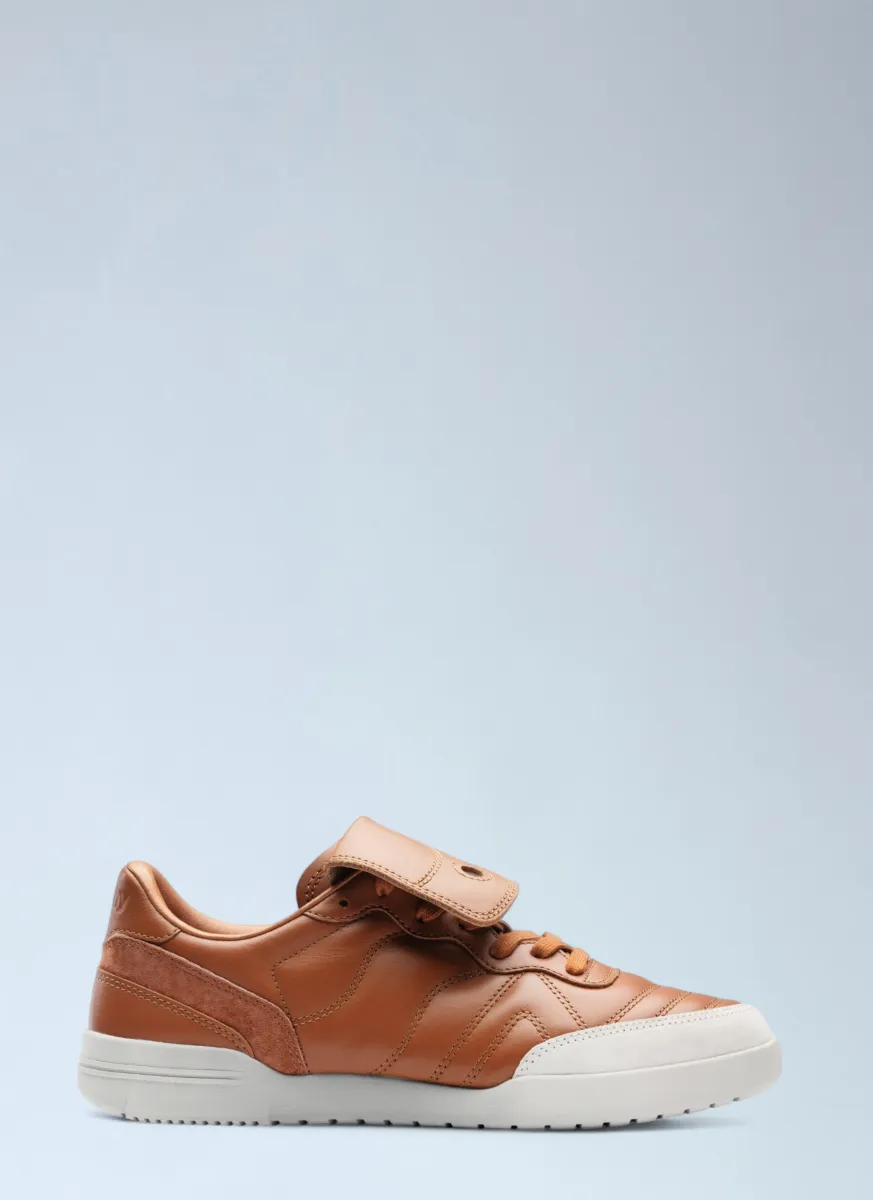 586i Sneakers