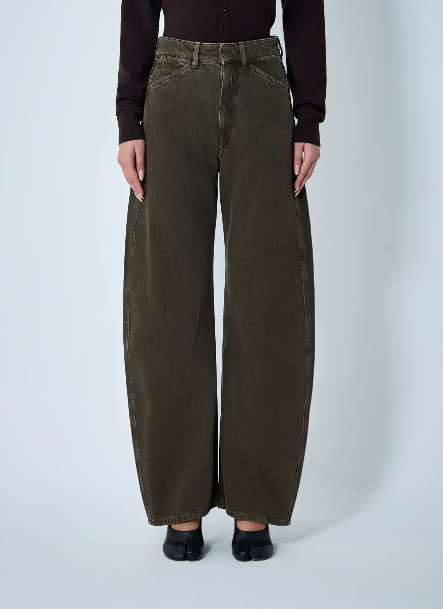 Curved Jeans