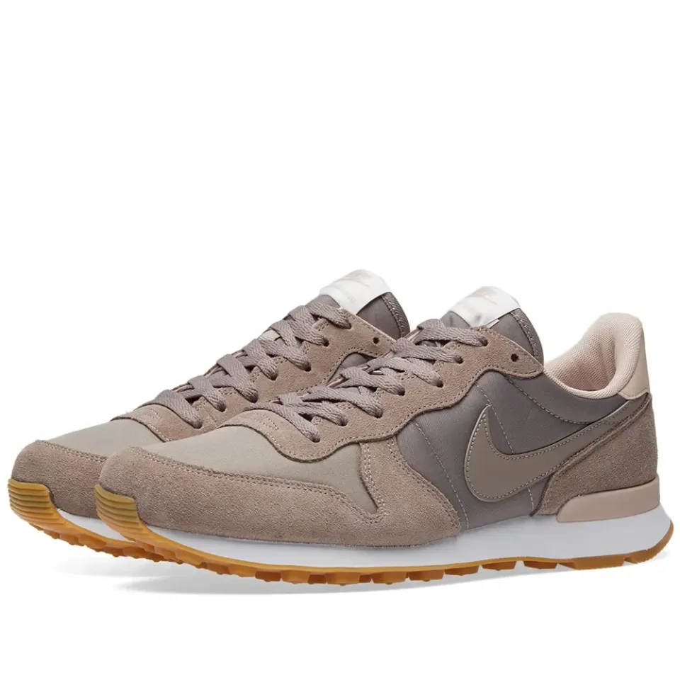 Internationalist W