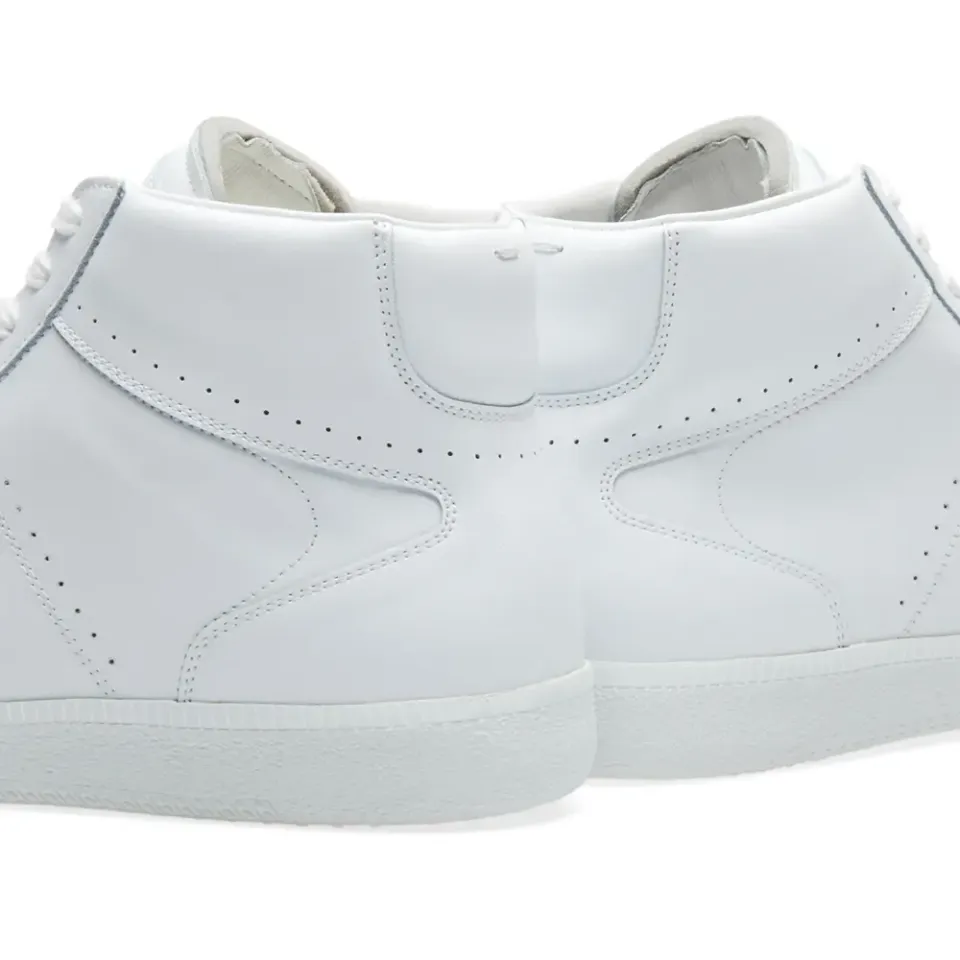 22 Ace Mid Sneaker