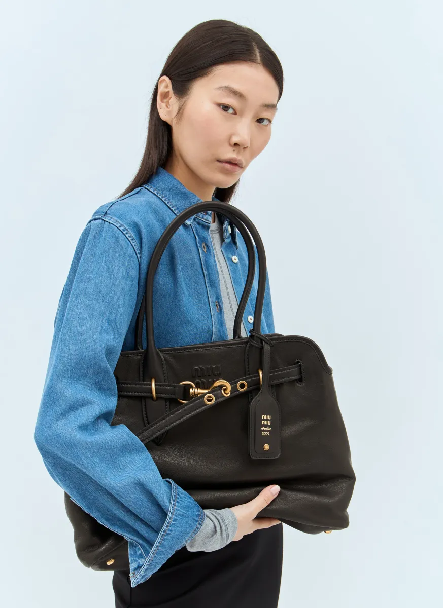 Medium Aventure Shoulder Bag
