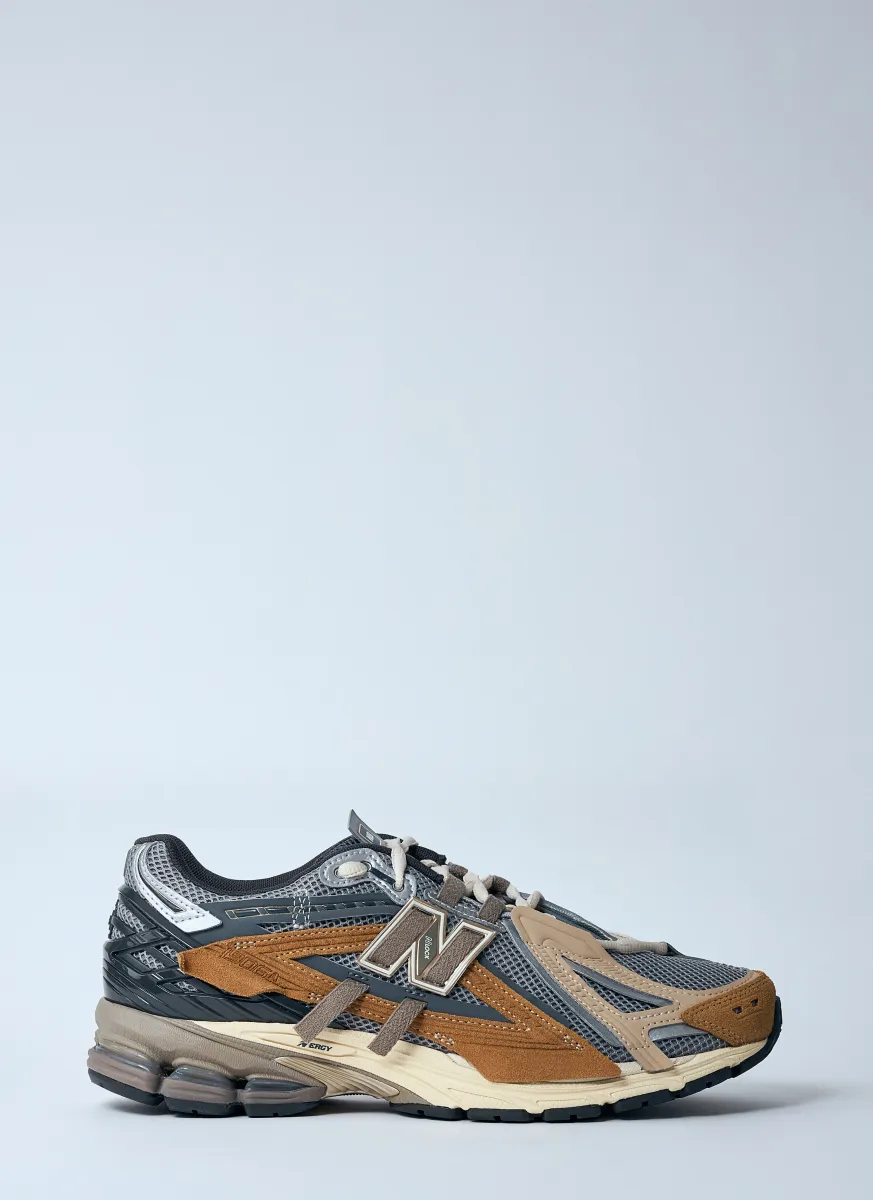 1906A Sneakers